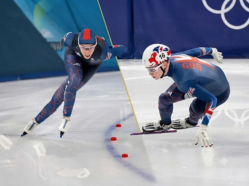 Trượt băng tốc độ đường dài và short track khác nhau về đường đua, số lượng VĐV và cách xác định kết quả.