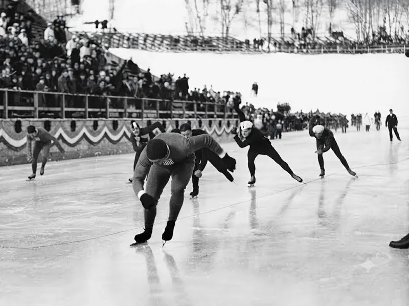 Trượt băng tốc độ phát triển từ hoạt động di chuyển trên băng thành môn thi đấu Olympic với lịch sử gần một thế kỷ.