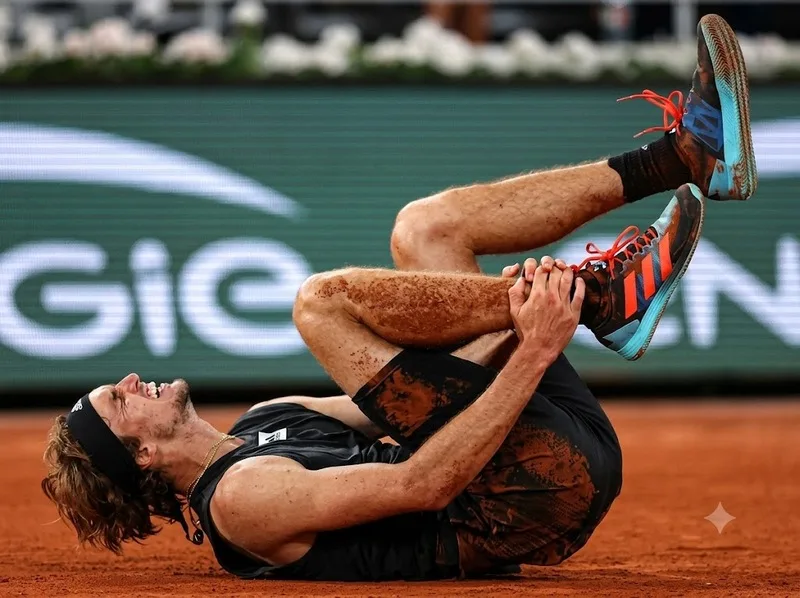 Chấn thương mắt cá tại Roland Garros 2022 buộc Alexander Zverev trải qua quá trình phục hồi dài trước khi trở lại nhóm đầu ATP.