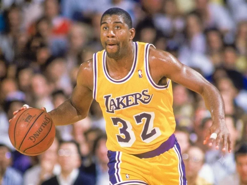 Magic Johnson là biểu tượng bóng rổ NBA với tài năng chuyền bóng xuất sắc và sự nghiệp gắn liền cùng Los Angeles Lakers.