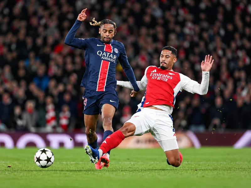 William Saliba trong màu áo Arsenal, trở thành mắt xích quan trọng của hàng thủ dưới thời Mikel Arteta.