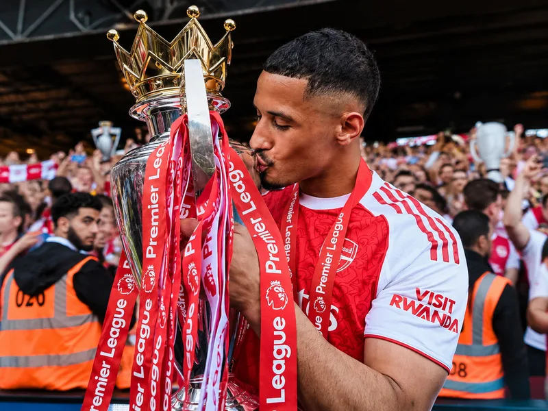 William Saliba ăn mừng chức vô địch Premier League cùng Arsenal sau mùa giải thành công của Pháo thủ.