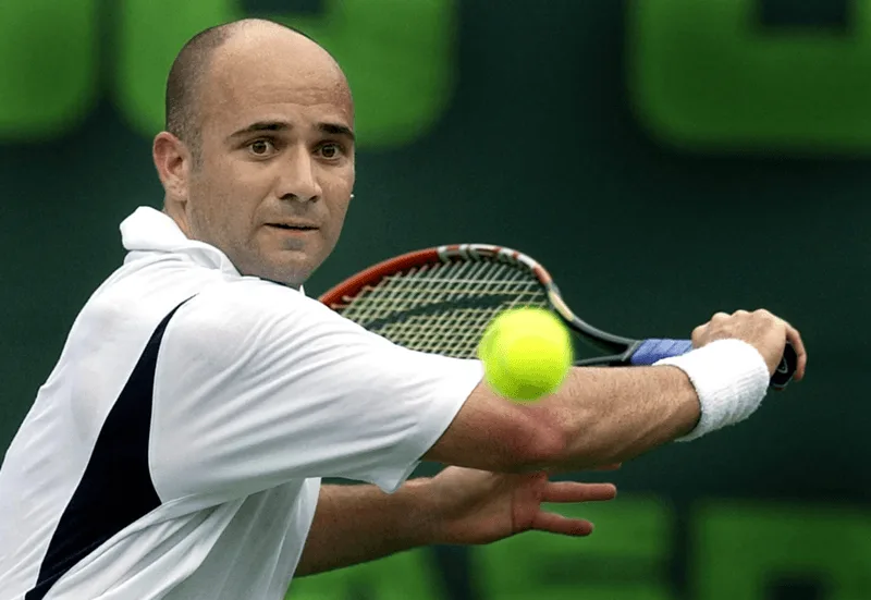 Cú trả giao bóng uy lực từ cuối sân là thương hiệu thi đấu nổi bật nhất của Andre Agassi.