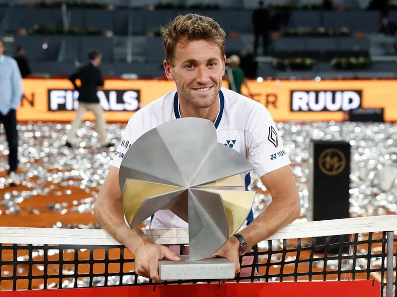 Khoảnh khắc Casper Ruud nâng cao danh hiệu ATP Masters 1000 tại Madrid Open.