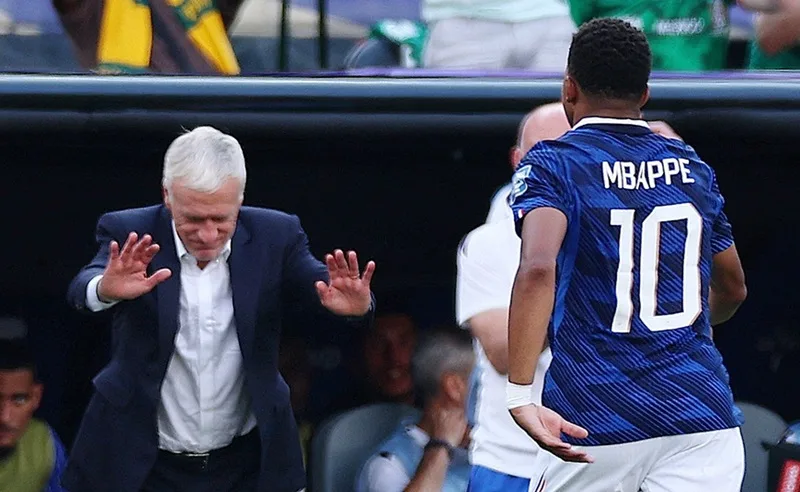 Kylian Mbappé nhận danh hiệu Chiếc giày vàng World Cup nhờ phong độ săn bàn ấn tượng.