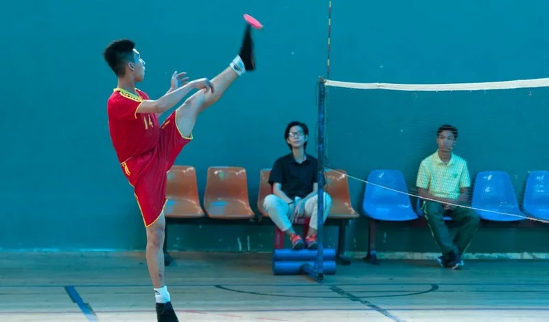Hoạt động đá cầu mang lại không khí giao lưu sôi nổi, kết nối mọi lứa tuổi tại các khoảng sân công viên.