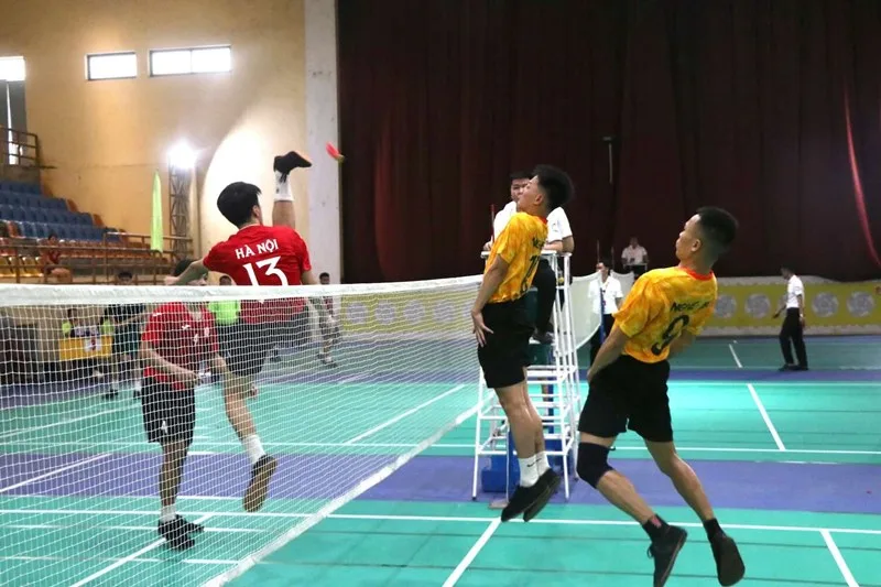 Tâng cầu bằng mu bàn chân là kỹ thuật nhập môn nền tảng giúp người mới dễ dàng kiểm soát đường cầu.