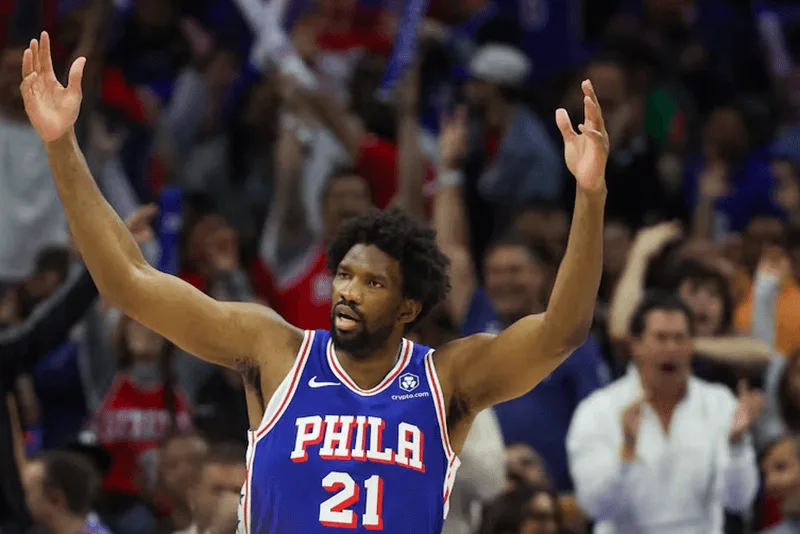 Joel Embiid ăn mừng cột mốc 70 điểm lịch sử trong một trận đấu tại NBA.