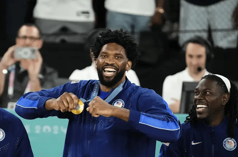 Joel Embiid cùng đội tuyển bóng rổ Mỹ chinh phục tấm Huy chương Vàng Olympic Paris 2024.
