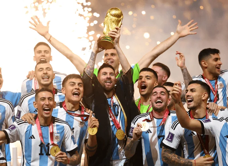 Khoảnh khắc Messi nâng cao cúp vô địch World Cup 2022.