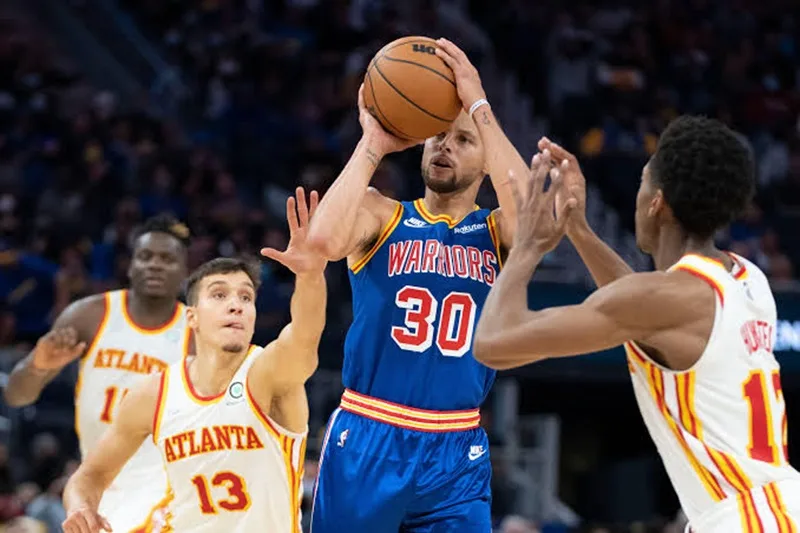 Khả năng ném ba điểm thần thượng của Curry đã hoàn toàn thay đổi chiến thuật tại NBA.